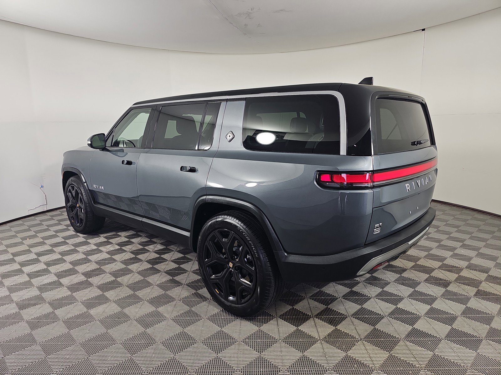 Used 2024 Rivian R1S Adventure image 3