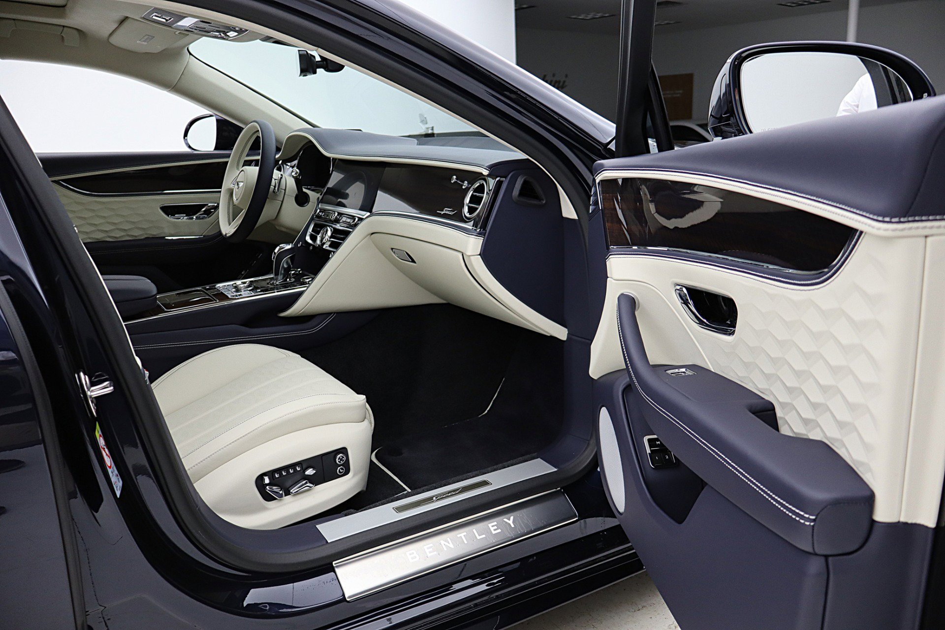 Used 2025 Bentley Flying Spur Plug-In Hybrid image 36