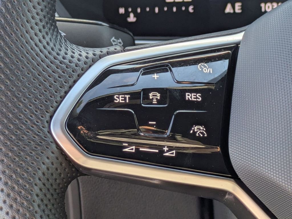 Used 2024 Volkswagen Tiguan SE R-Line image 8