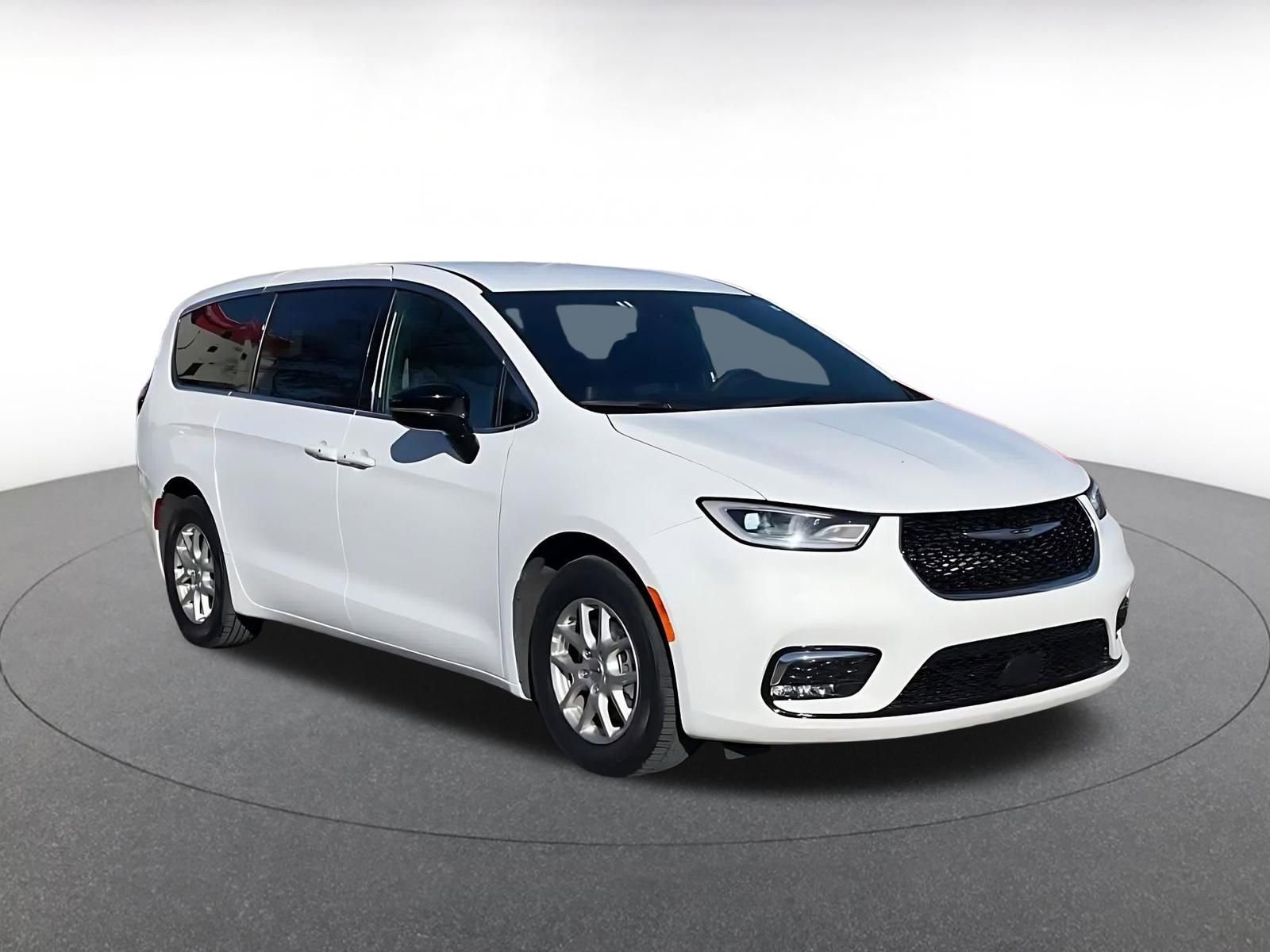 Used 2025 Chrysler Pacifica Select image 2