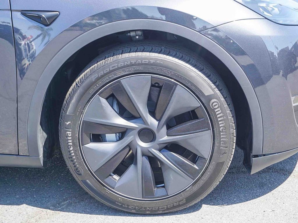 Used 2024 Tesla Model Y Long Range image 9