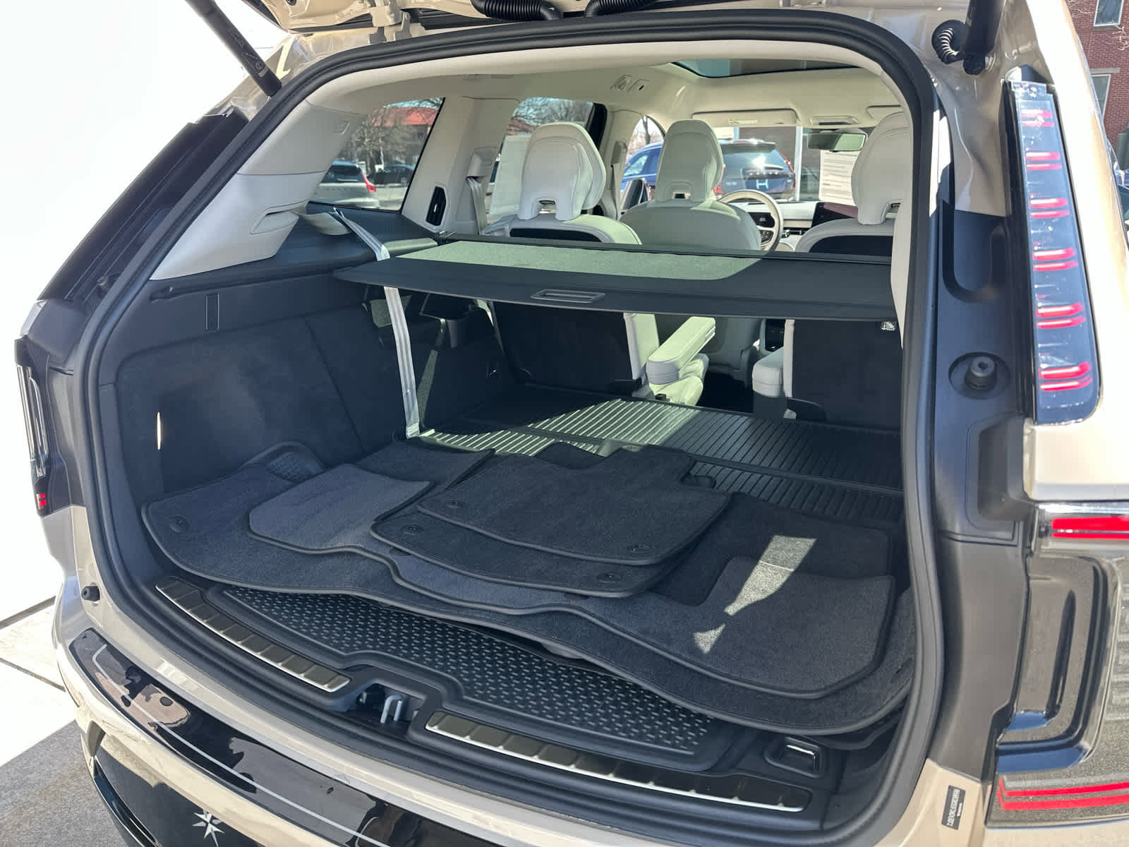 Certified 2025 Volvo EX90 Ultra w/ Protection Package Premier image 13