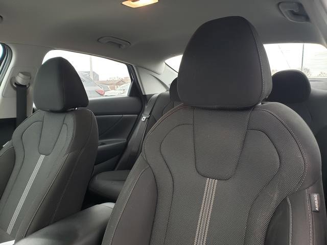 Used 2023 Hyundai Elantra SE w/ Winter Weather Package image 21