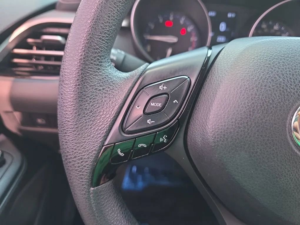 Used 2020 Toyota C-HR LE FWD image 18