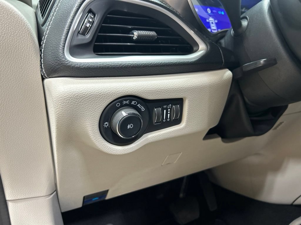 Certified 2023 Chrysler Pacifica Touring-L FWD image 30