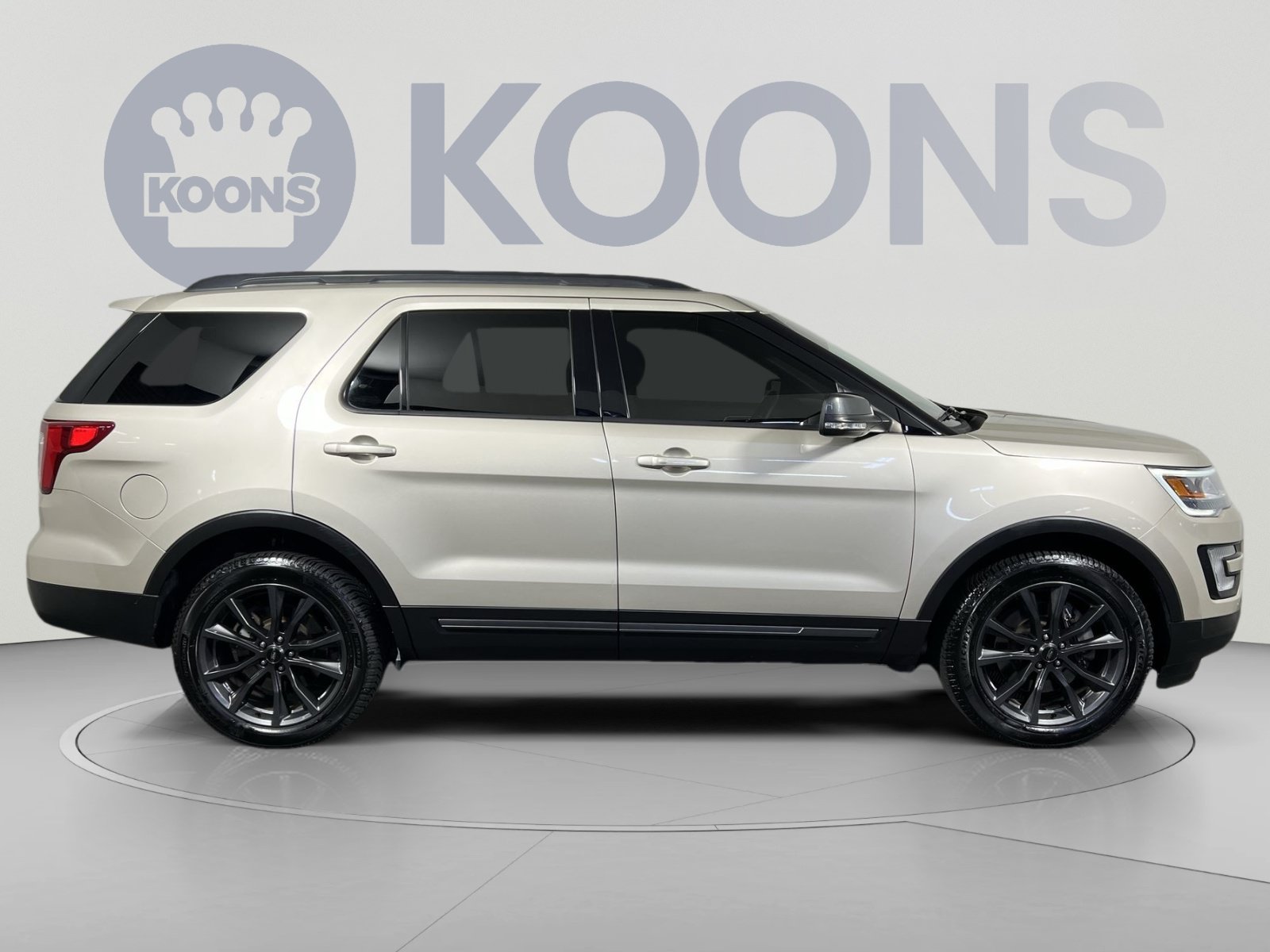 Used 2017 Ford Explorer XLT w/ Equipment Group 202A AWD/4WD image 12