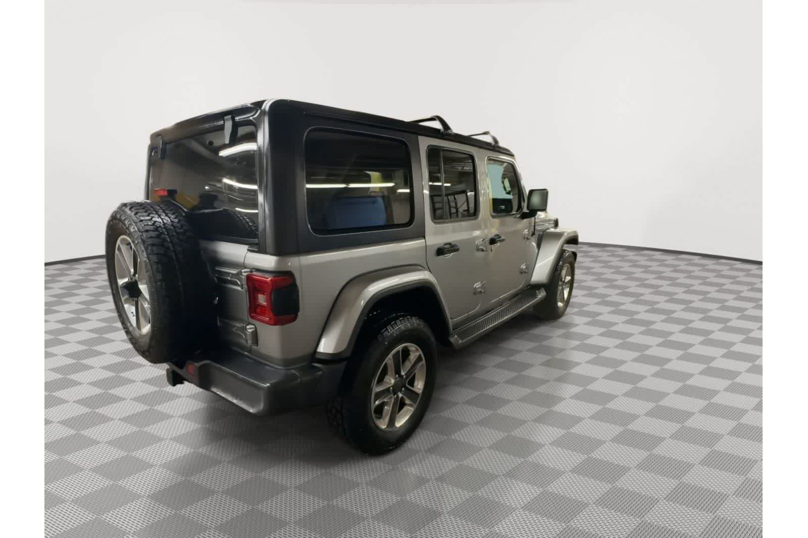 Used 2018 Jeep Wrangler Unlimited Sahara AWD/4WD image 9