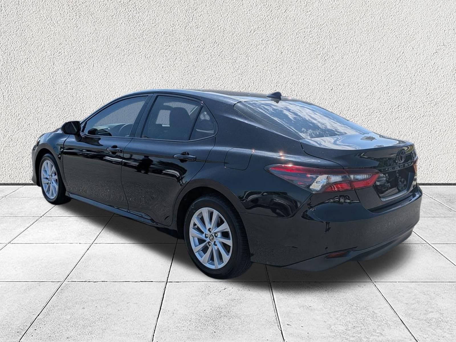 Used 2023 Toyota Camry LE FWD image 5
