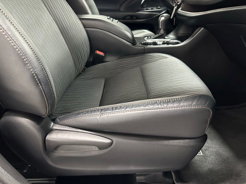 Used 2018 Toyota Highlander Plus w/ Carpet Mat Package (TMS) AWD/4WD image 54