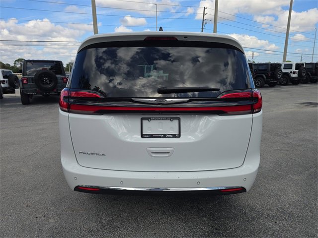 Certified 2024 Chrysler Pacifica Touring image 5