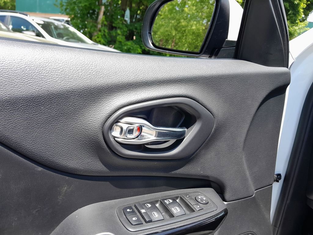 Used 2019 Jeep Cherokee Latitude Plus AWD/4WD image 12
