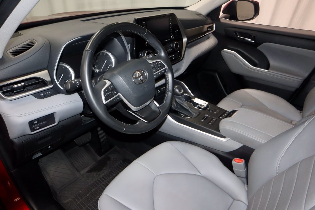 Used 2022 Toyota Highlander XLE AWD/4WD image 25