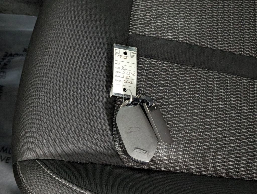 Used 2025 Kia Sorento LX image 29