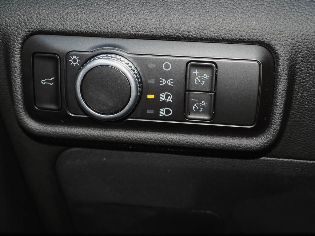 Used 2023 Ford Explorer XLT image 31