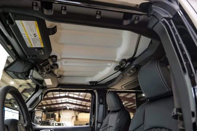 Used 2025 Jeep Gladiator Rubicon w/ Safety Group AWD/4WD image 17