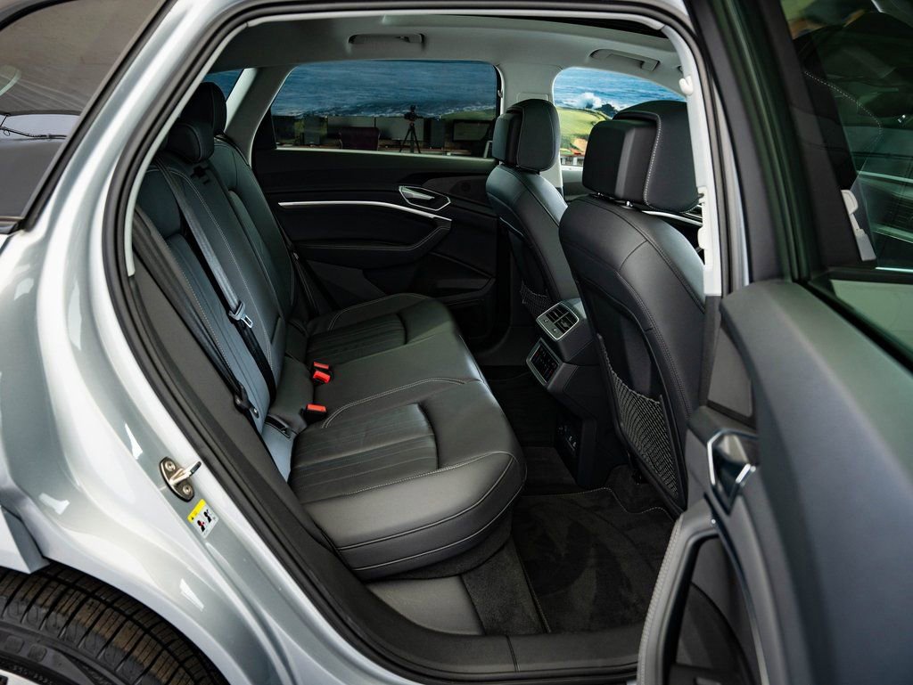 Used 2022 Audi e-tron Premium w/ Convenience Plus Package image 35