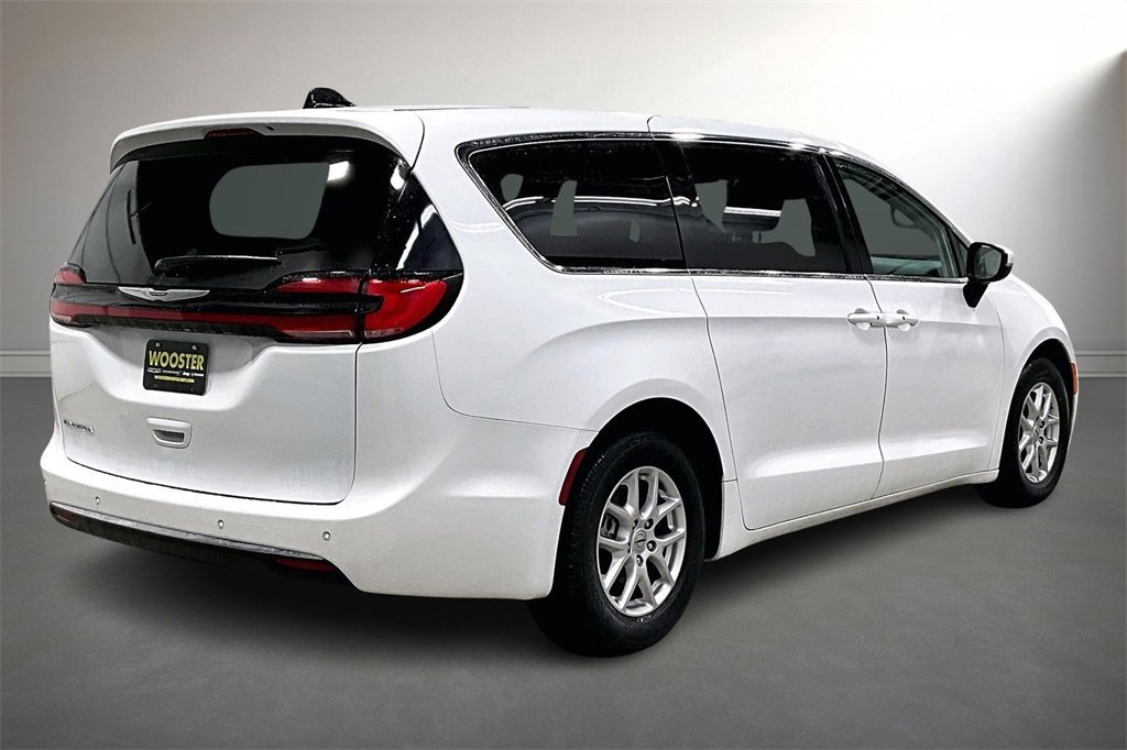 Used 2023 Chrysler Pacifica Touring-L image 5