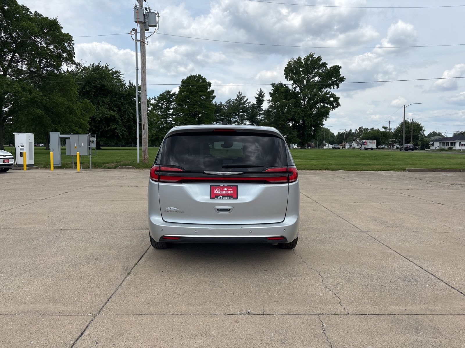 Used 2023 Chrysler Pacifica Touring-L FWD image 4