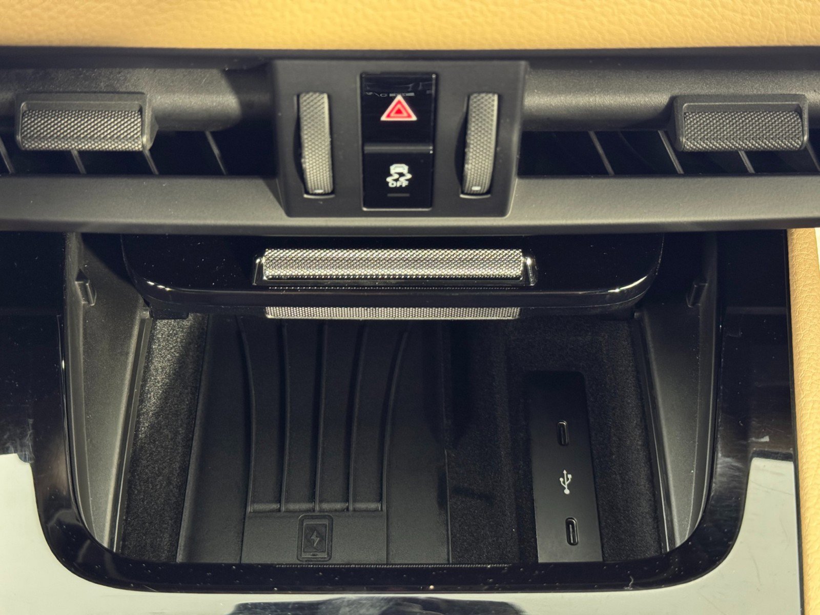 Used 2024 Porsche Cayenne w/ Sport Chrono Package image 32