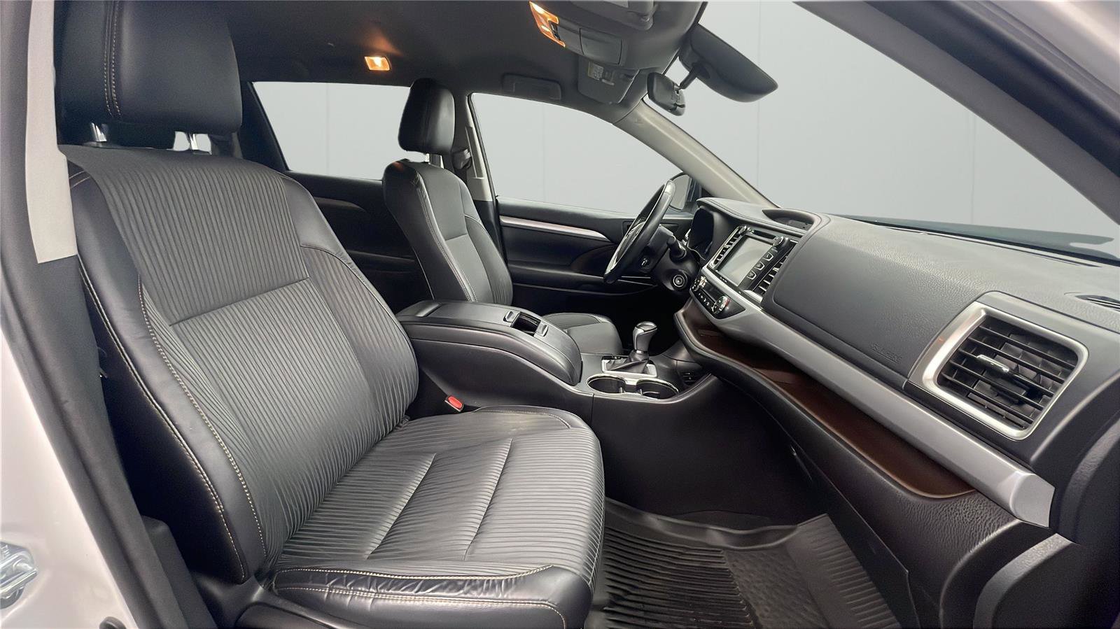 Used 2017 Toyota Highlander Plus FWD image 14