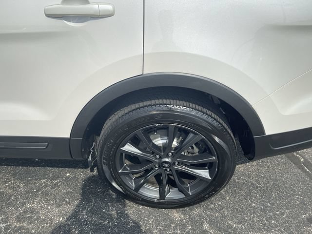 Used 2018 Ford Explorer XLT w/ Equipment Group 202A AWD/4WD image 33