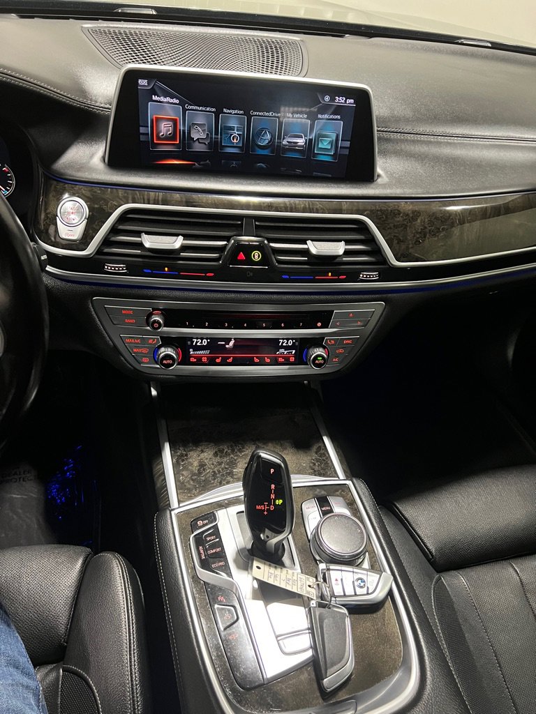 Used 2016 BMW 740i image 7