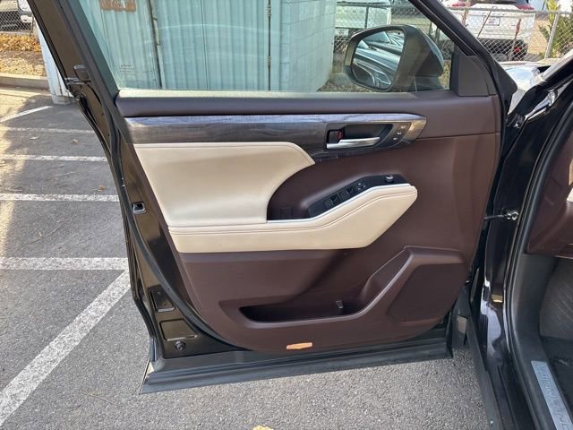 Used 2021 Toyota Highlander Limited image 10