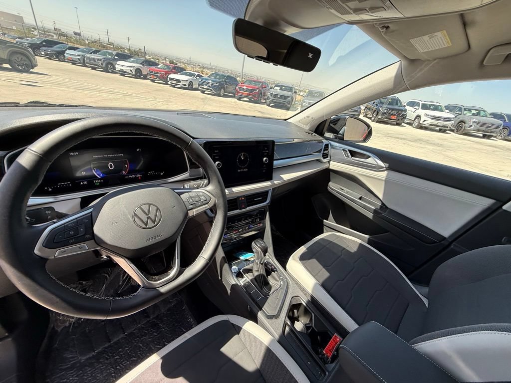 Certified 2025 Volkswagen Taos SE FWD image 12