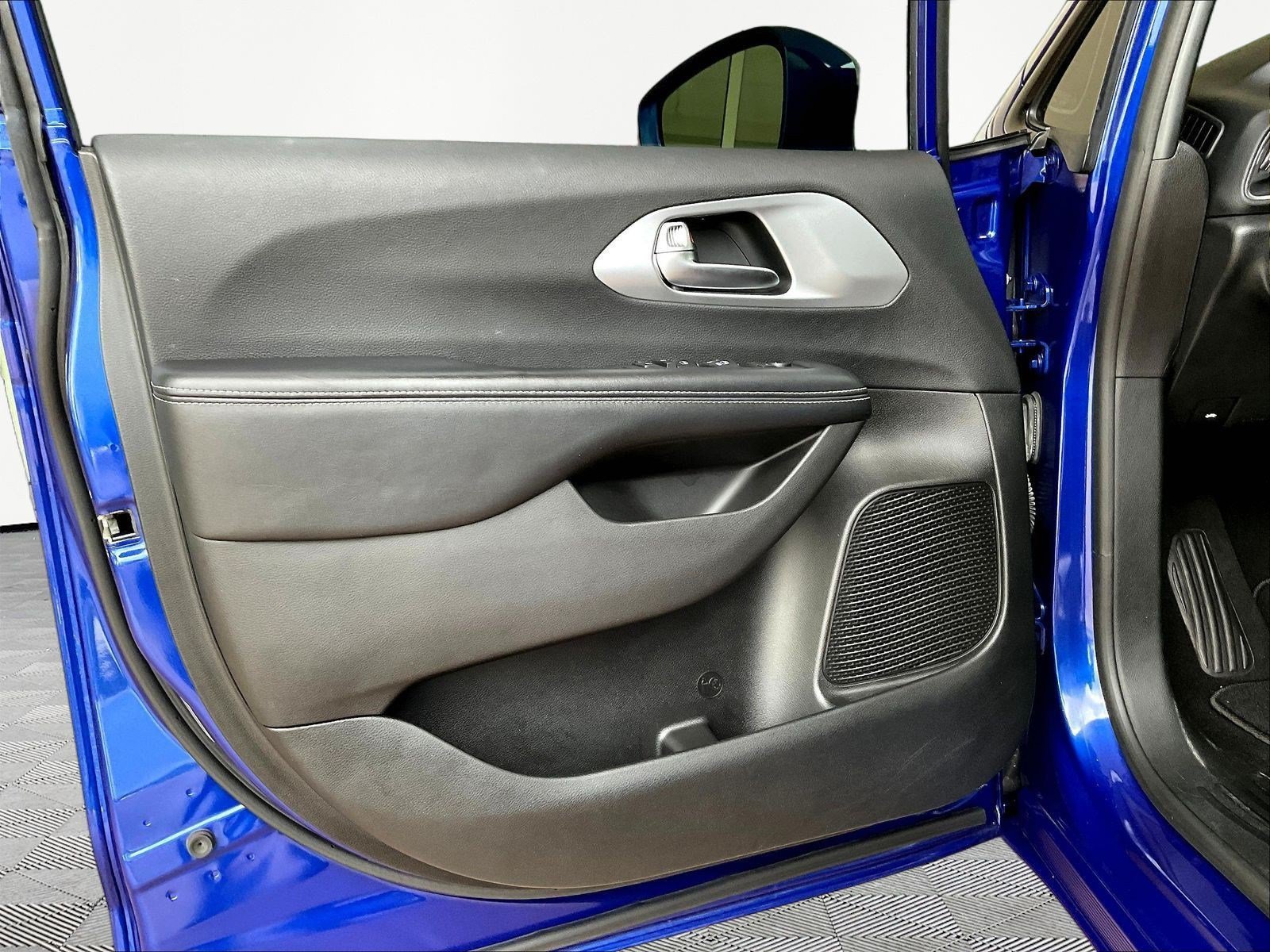 Used 2019 Chrysler Pacifica Touring-L w/ Advanced Safetytec Group FWD image 18