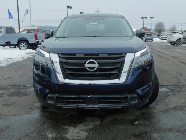 Used 2024 Nissan Pathfinder SV image 3