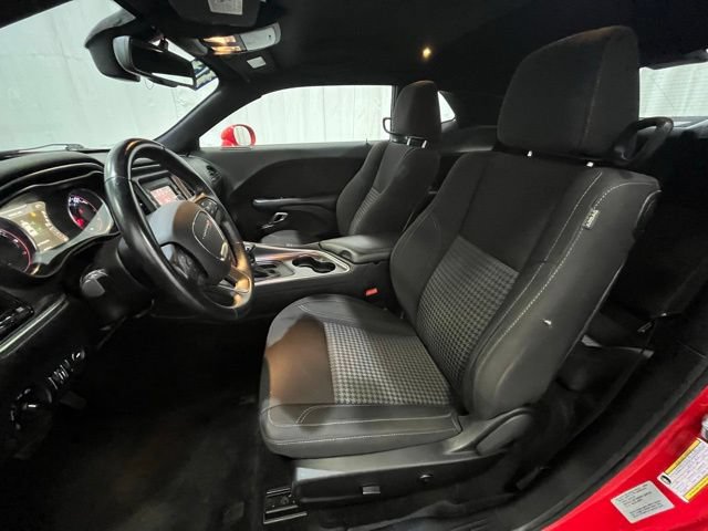 Used 2016 Dodge Challenger SXT RWD image 10