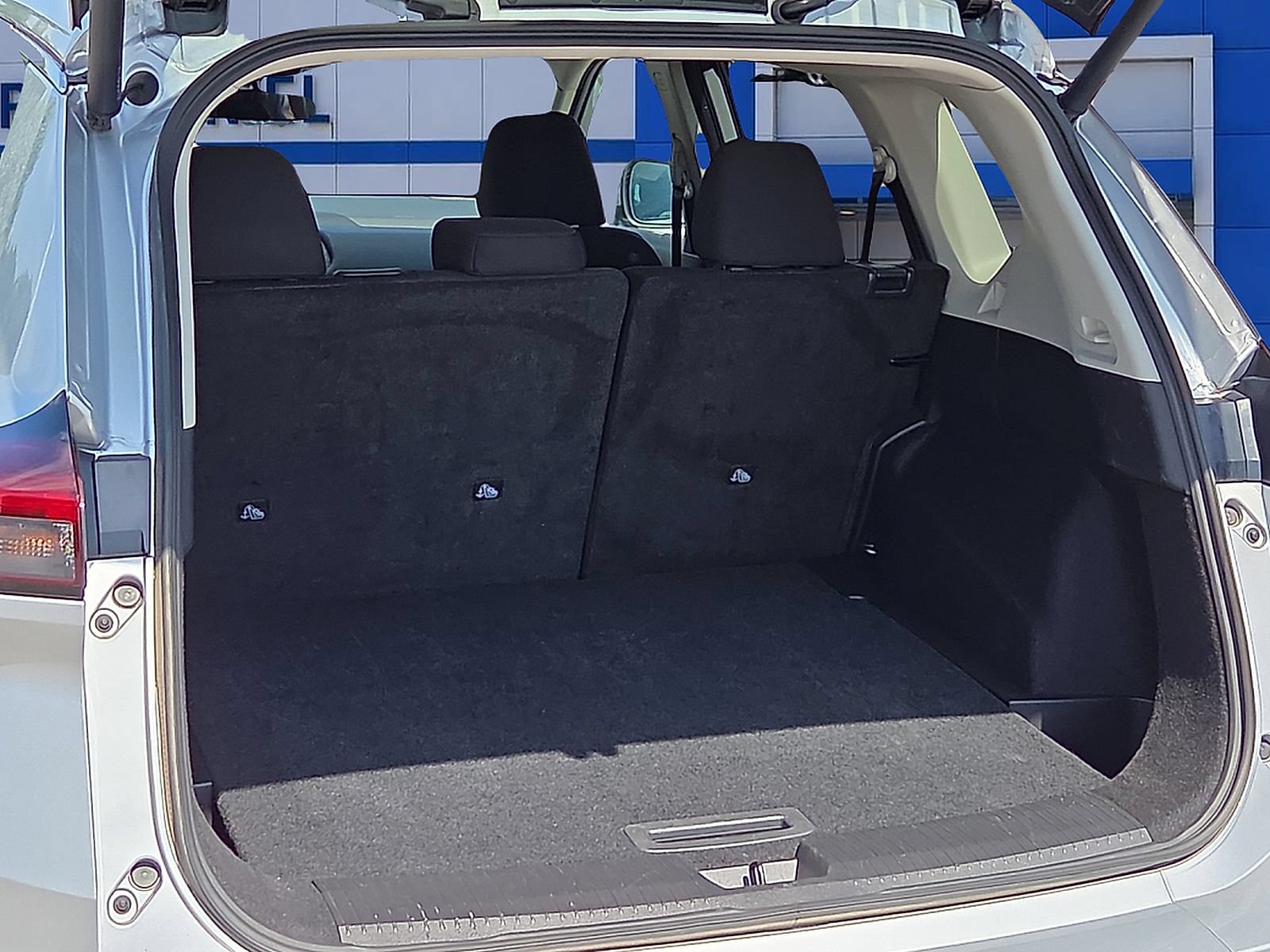 Used 2025 Nissan Rogue SV FWD image 8