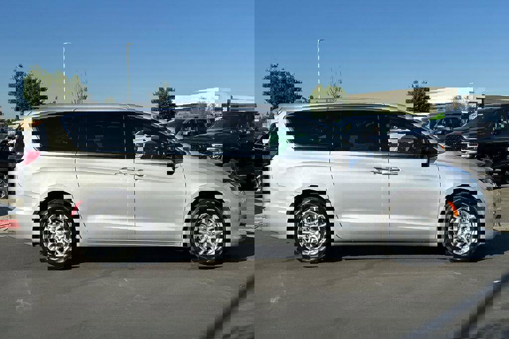 New 2026 Chrysler Voyager LX image 3