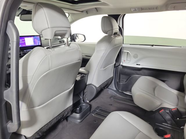 Used 2025 Toyota Sienna XLE FWD image 11