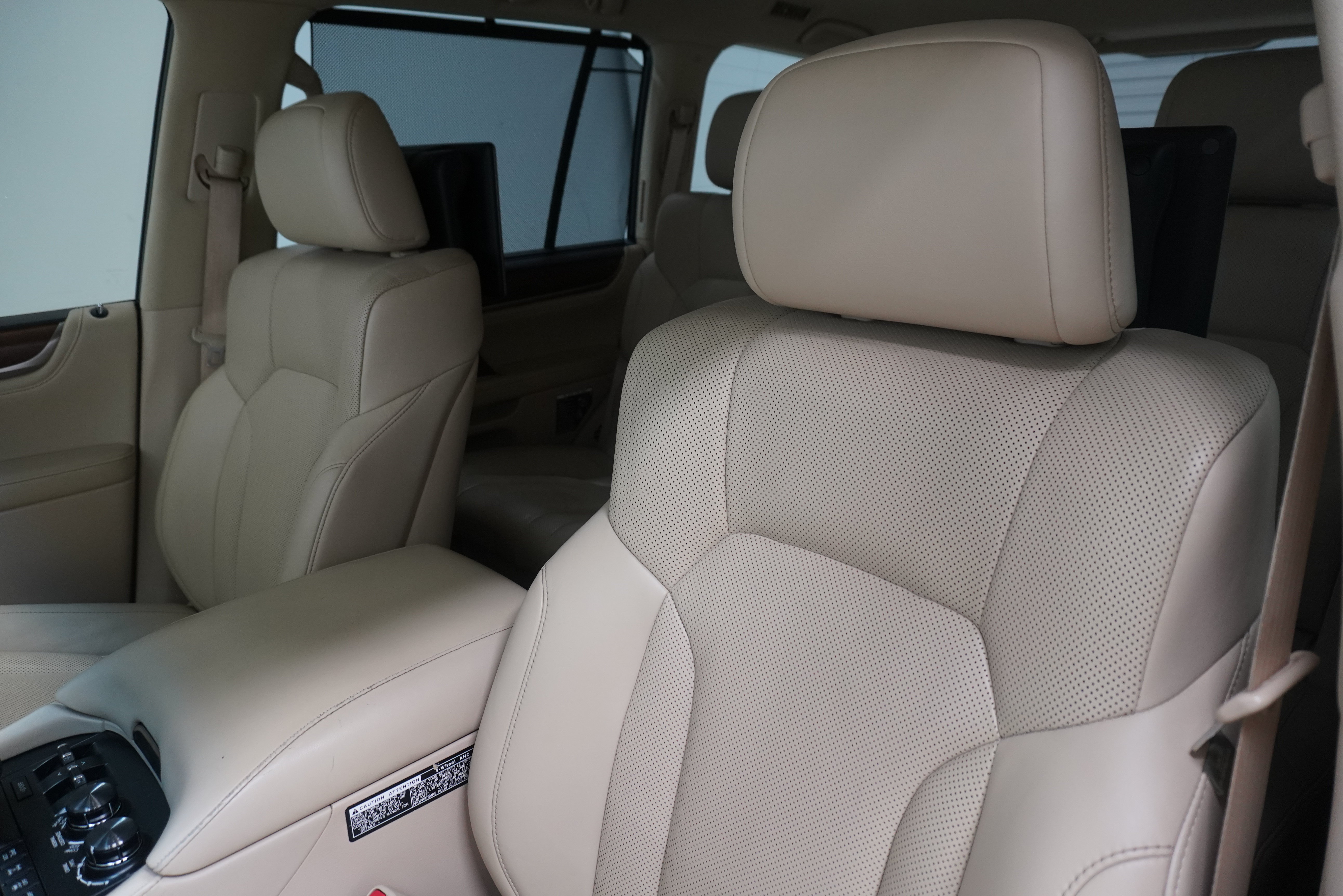 Used 2018 Lexus LX 570 4WD w/ Luxury Package image 11