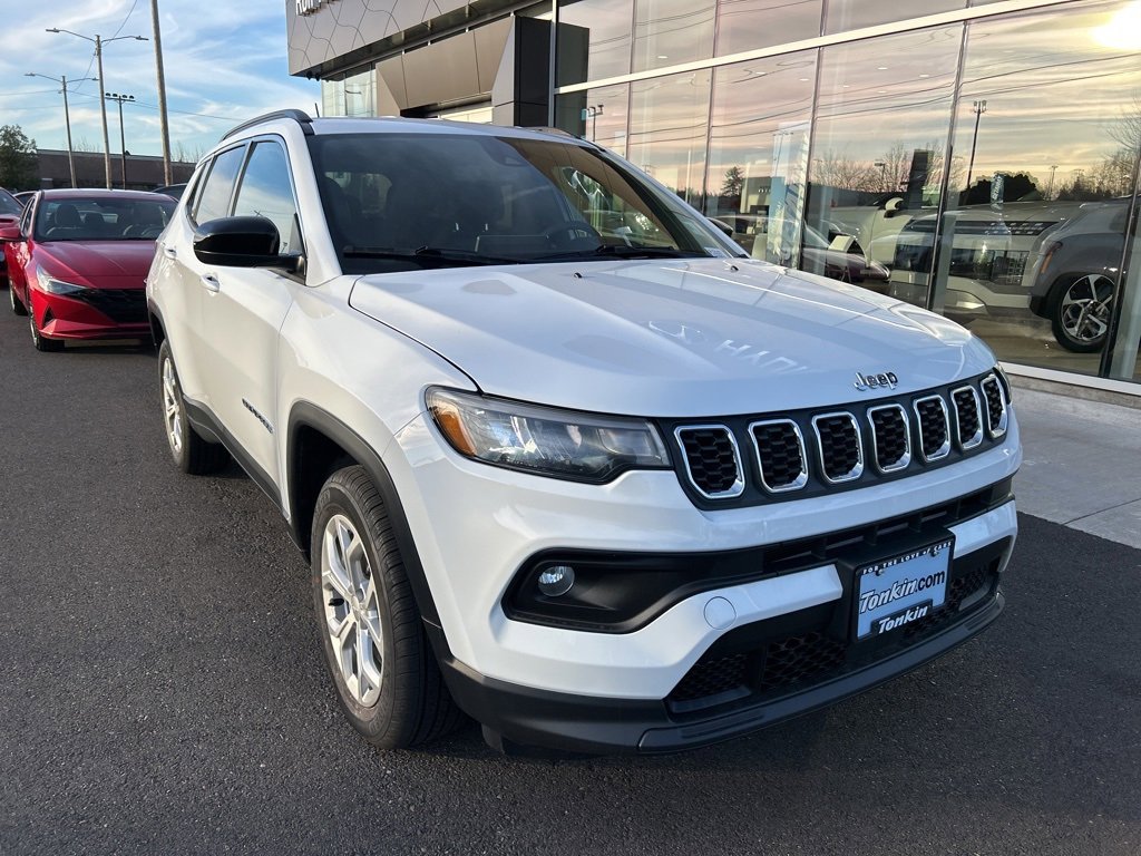 Used 2024 Jeep Compass Latitude image 3