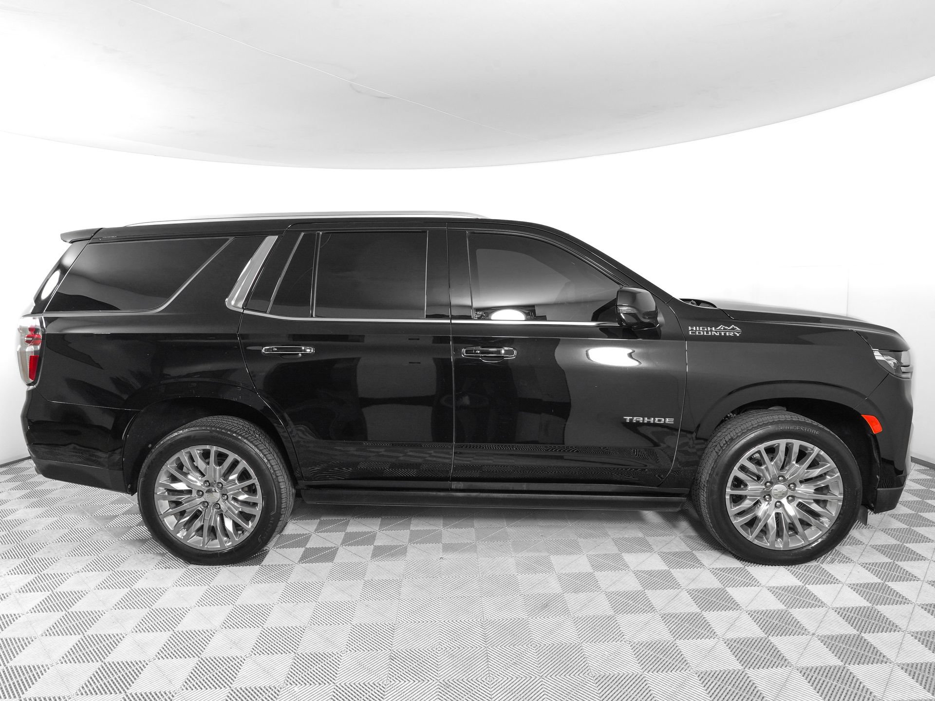 Used 2023 Chevrolet Tahoe High Country w/ Premium Package RWD image 3