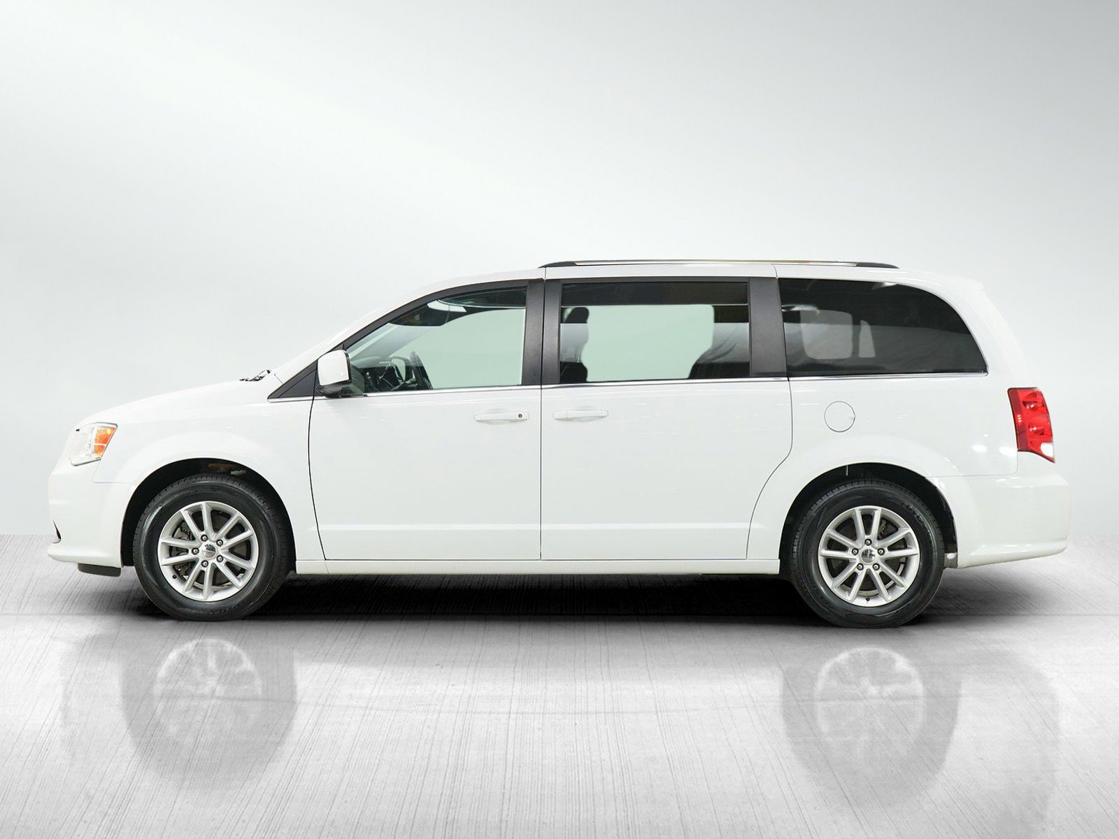 Used 2019 Dodge Grand Caravan SXT w/ Rear Park Assist Package FWD image 2