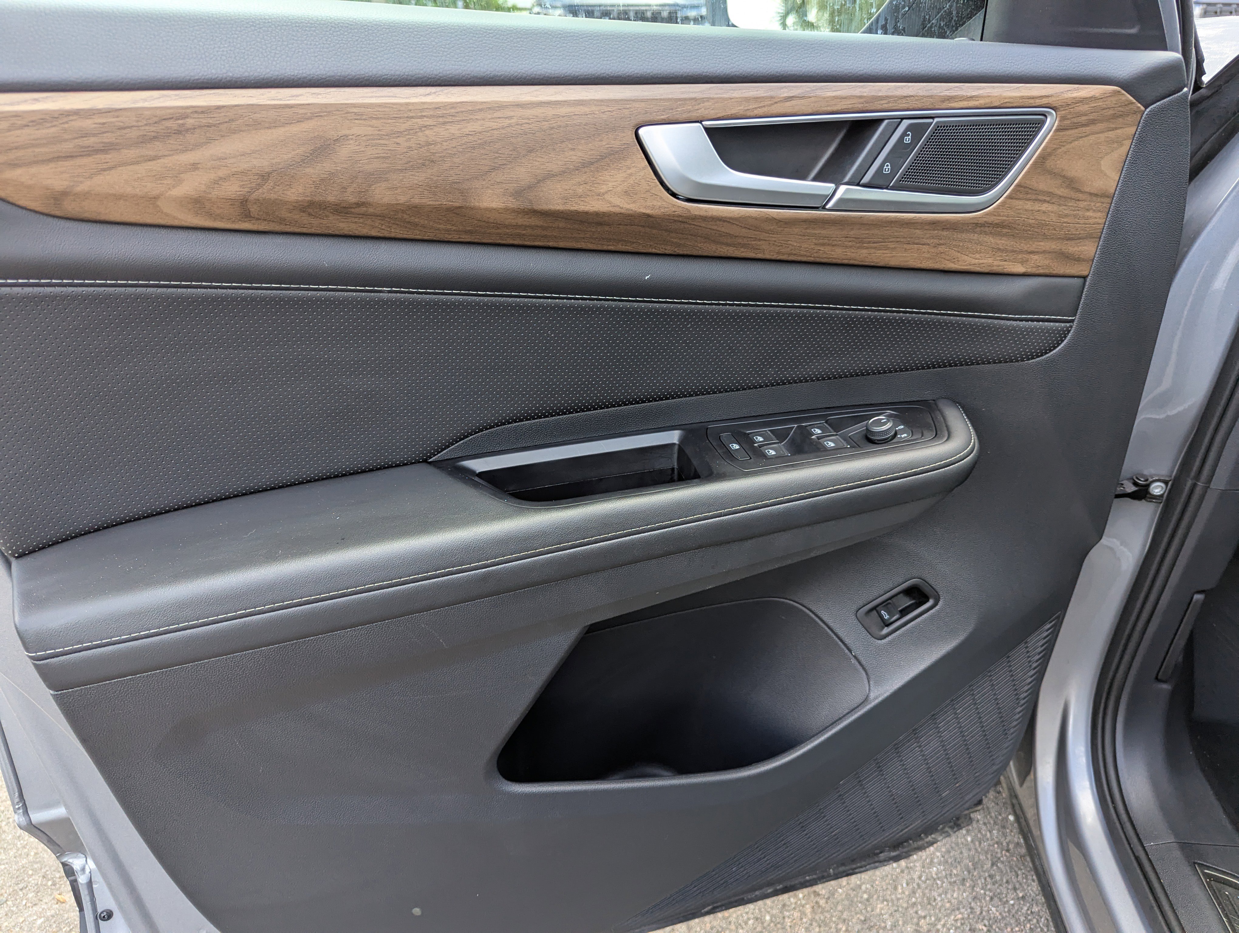 Used 2025 Volkswagen Atlas SE image 18