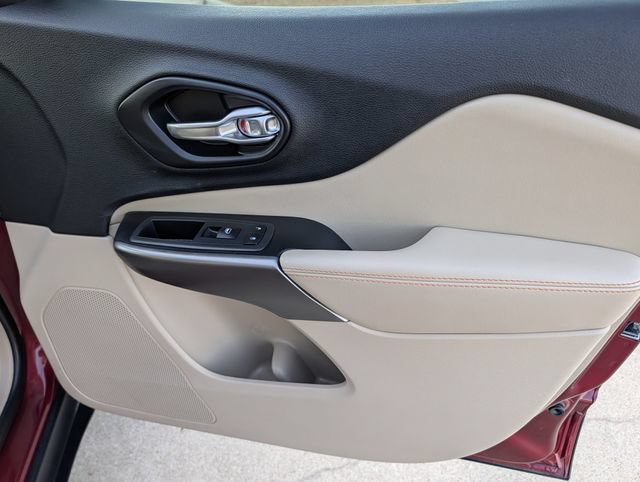 Used 2019 Jeep Cherokee Latitude w/ Popular Appearance Group FWD image 32