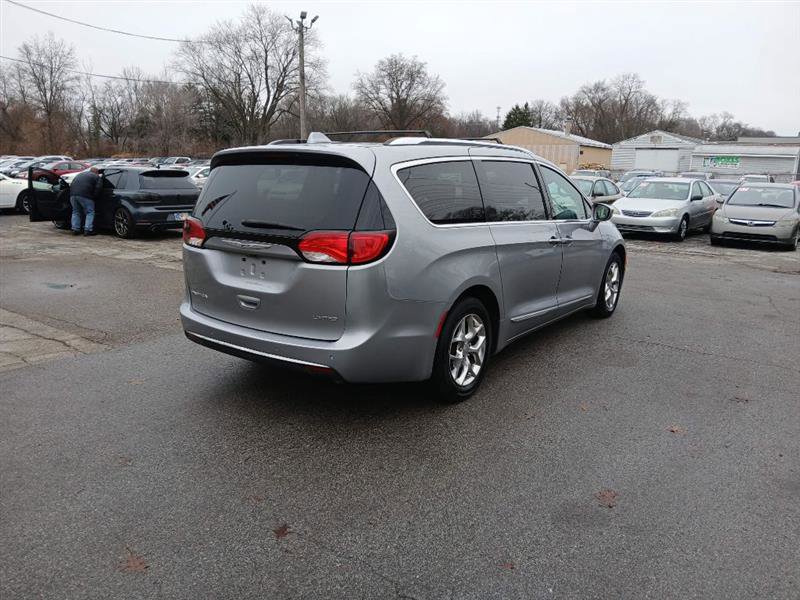 Used 2018 Chrysler Pacifica Limited image 2