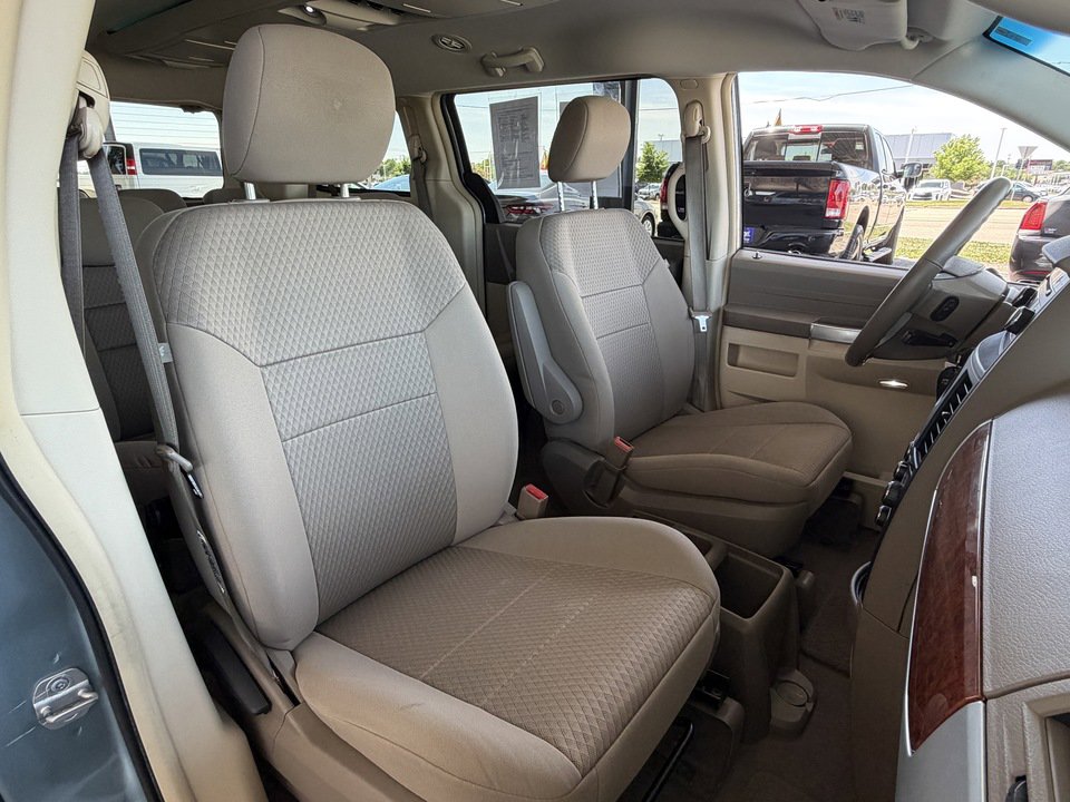 Used 2008 Chrysler Town & Country Touring FWD image 26