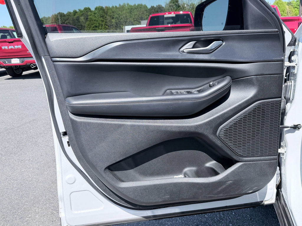 Used 2023 Jeep Grand Cherokee Altitude RWD image 28