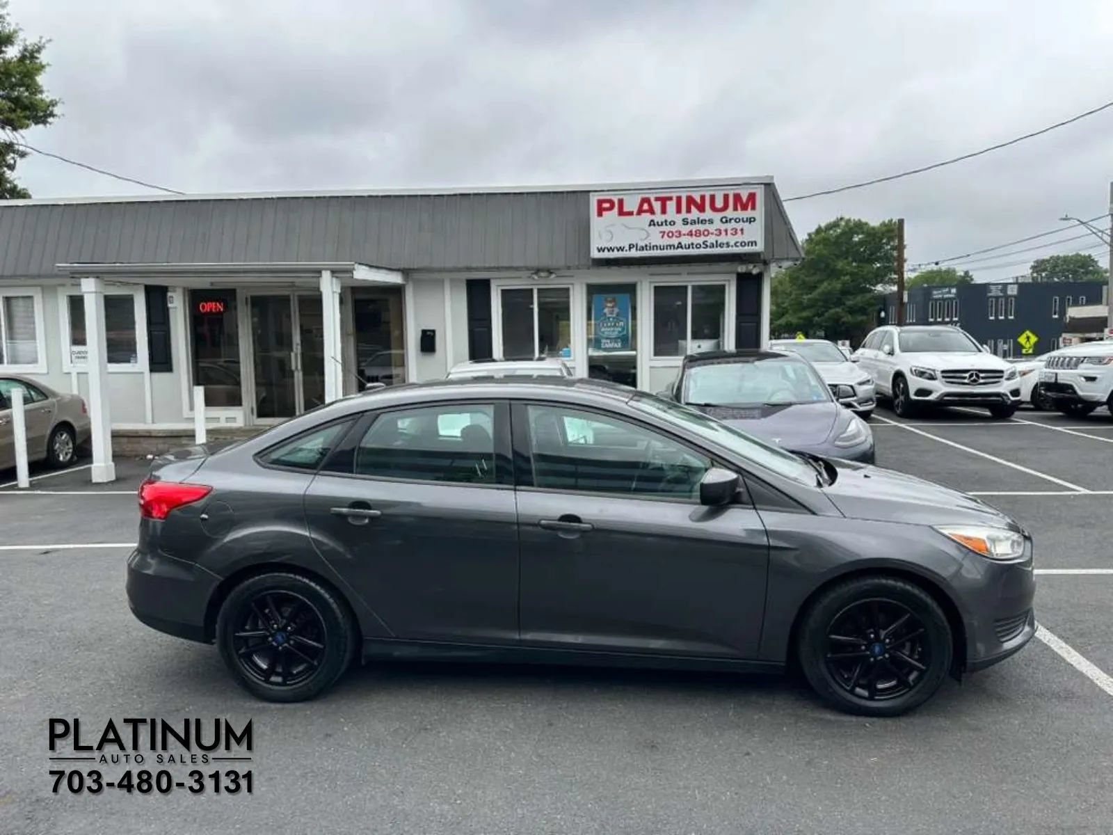 Used 2018 Ford Focus SE FWD image 2