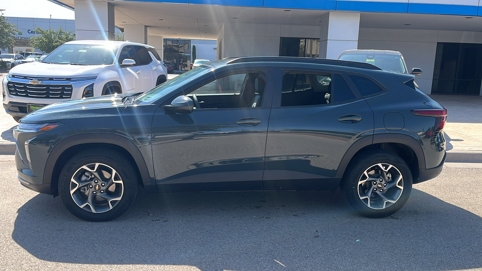 Used 2025 Chevrolet Trax LT FWD image 4