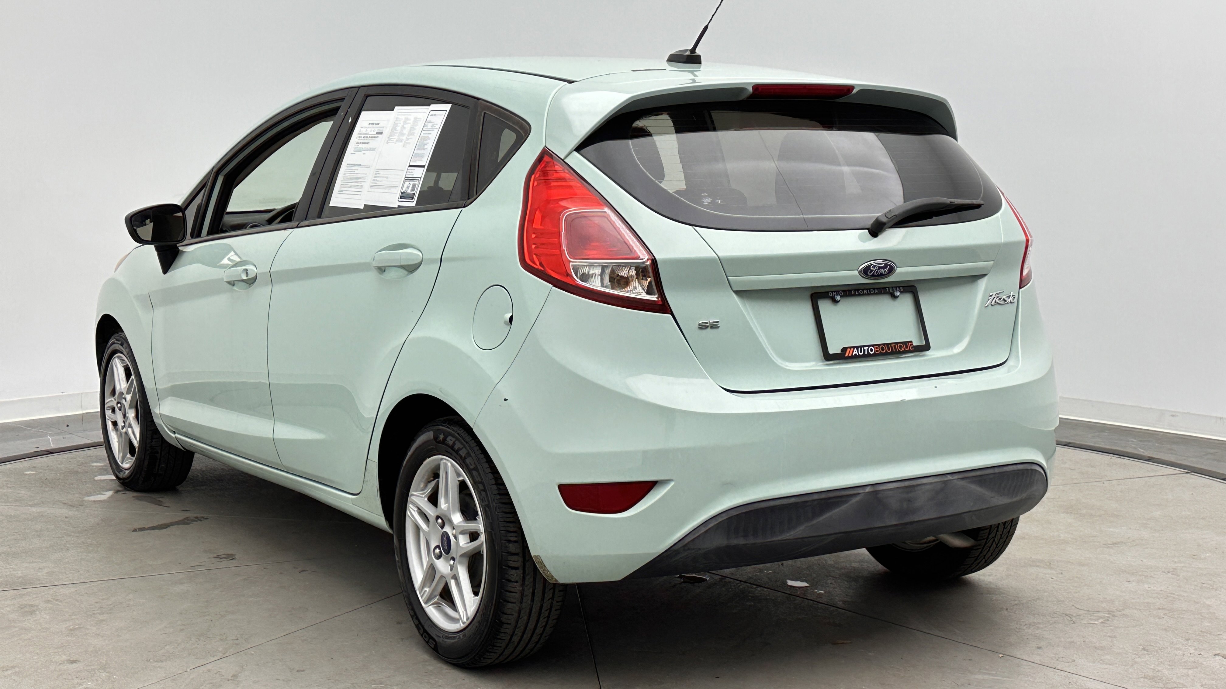 Used 2017 Ford Fiesta SE image 4