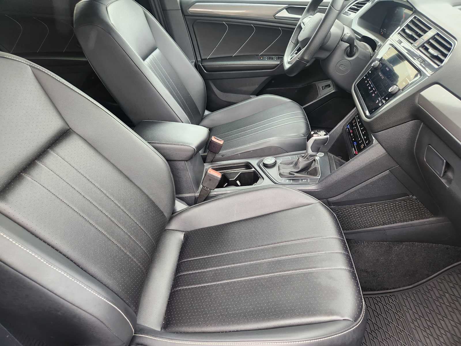 Used 2024 Volkswagen Tiguan SE R-Line AWD/4WD image 16