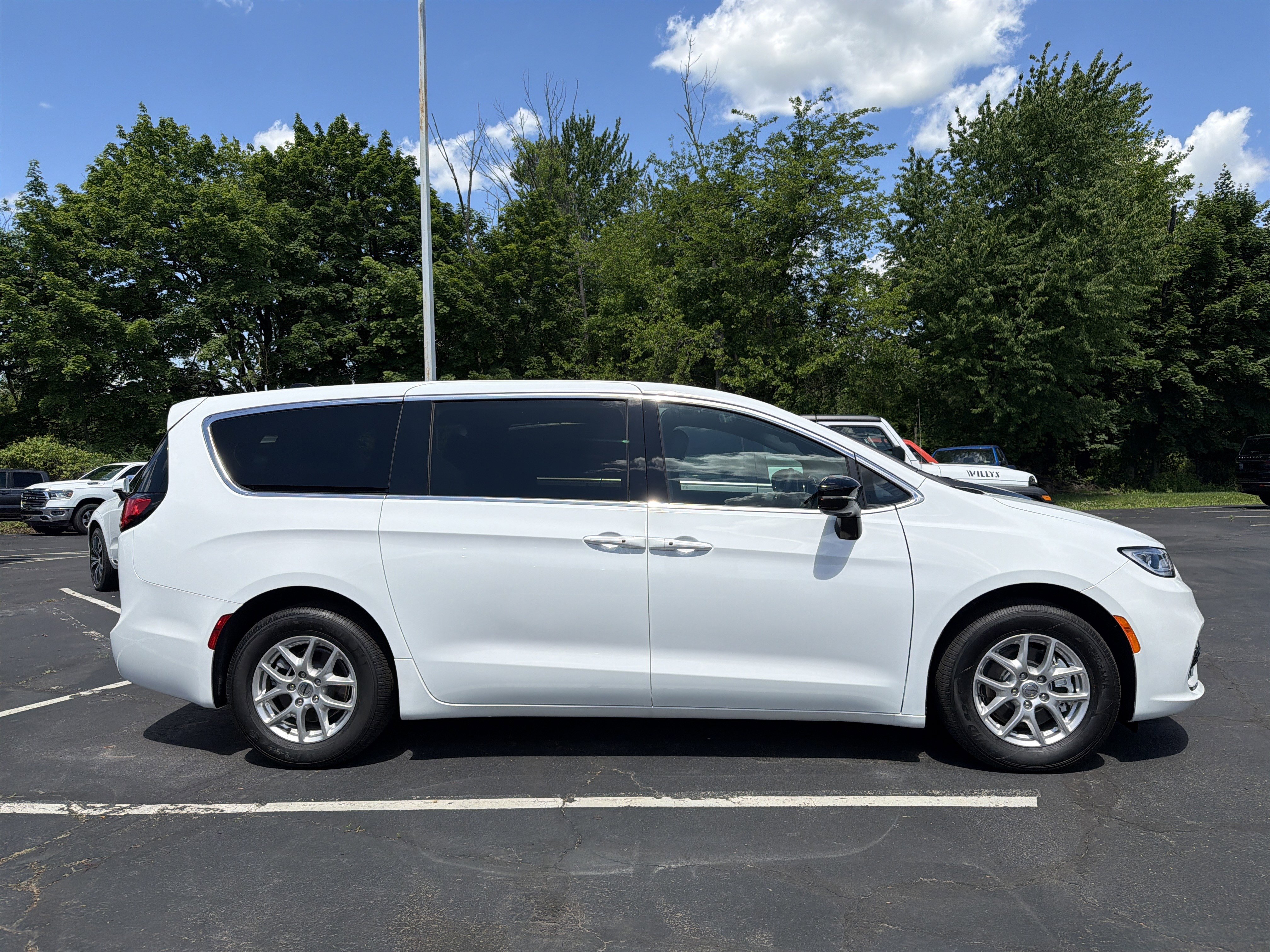 Used 2025 Chrysler Pacifica Select FWD image 7