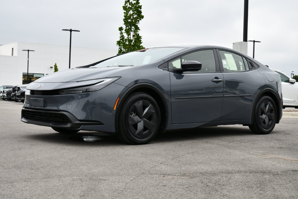 Used 2024 Toyota Prius LE FWD image 3