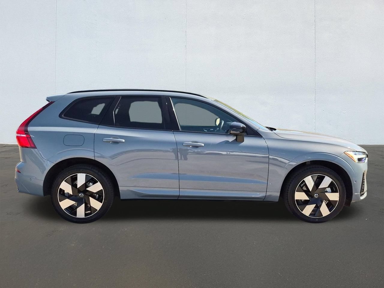 Certified 2024 Volvo XC60 T8 Plus AWD/4WD image 4
